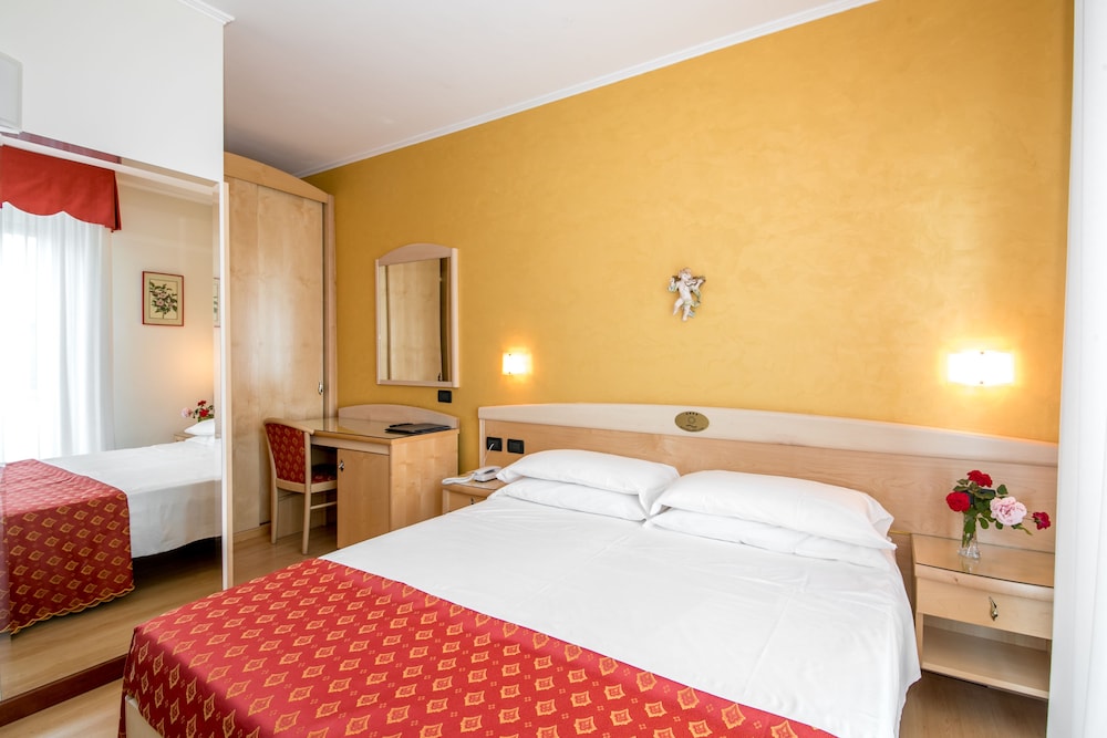 Comfort Double or Twin Room, Partial Sea View (Private Beach Access) photo 1