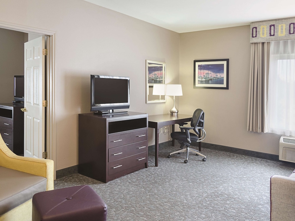 Deluxe Suite, 1 King Bed, Non Smoking - Photo 1