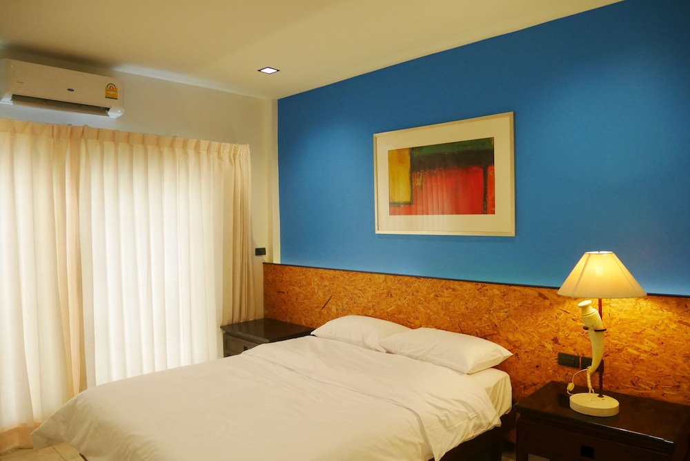 Standard Room, Queen Bed, Non Smoking photo 2
