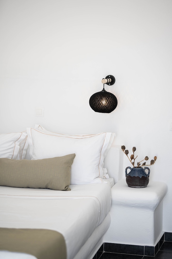 Classic Cave Room with Sea View & Caldera View