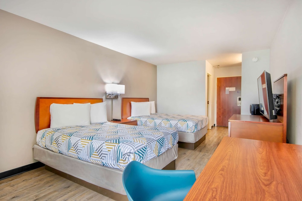 Standard Room, 2 Queen Beds, Smoking, Refrigerator & Microwave - Photo 3