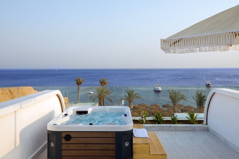 Junior Jacuzzi Suite (Posh Club) - Photo 3