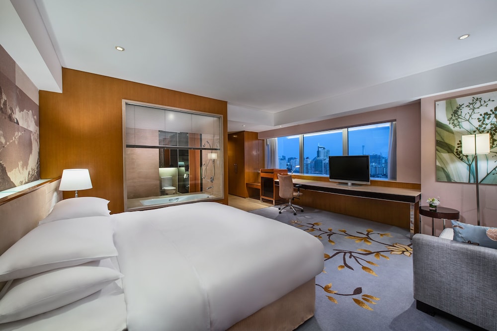Premium Room, 1 King Bed - Photo 4
