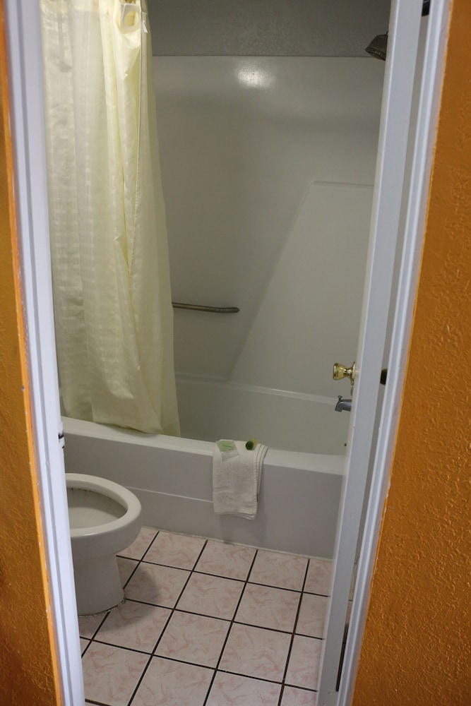 Standard Room, 1 King Bed, Smoking - Photo 3