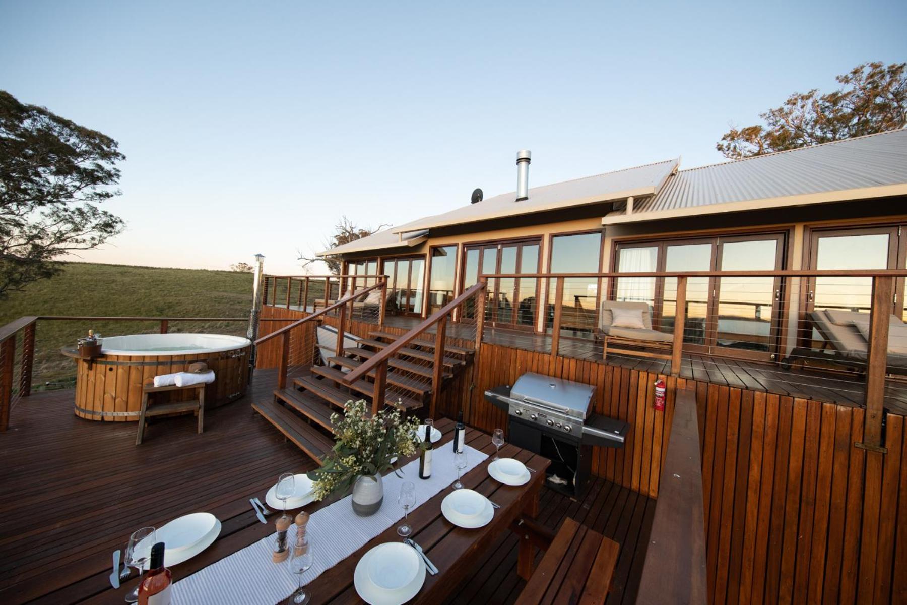Luxury Four-Bedroom Lodge with Mountain View (8 Adults) photo 1