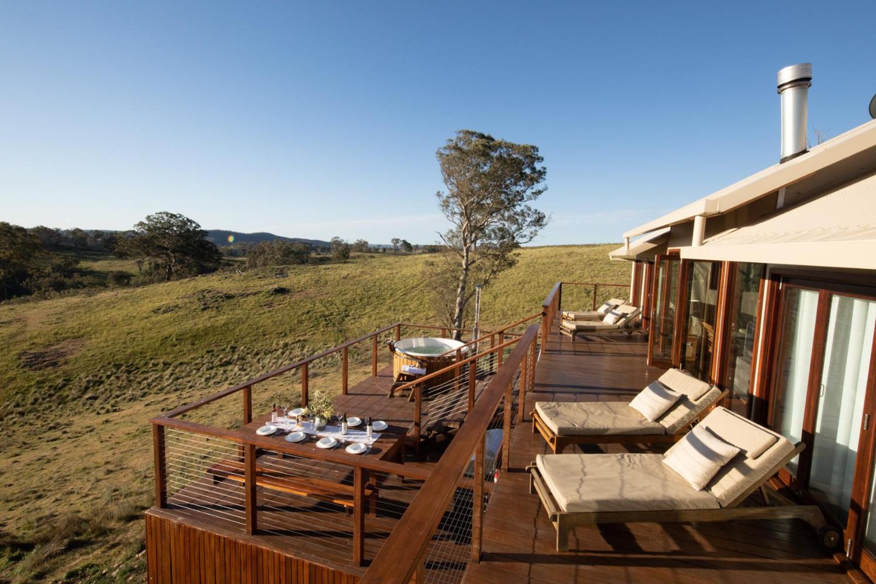 Luxury Four-Bedroom Lodge with Mountain View (8 Adults) photo 3