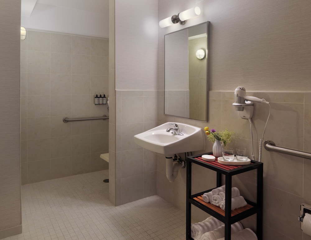 1 DBL Bed, Mobility and Hearing Impaired Access Room, Roll-In Shower, Non Smoking - Photo 4