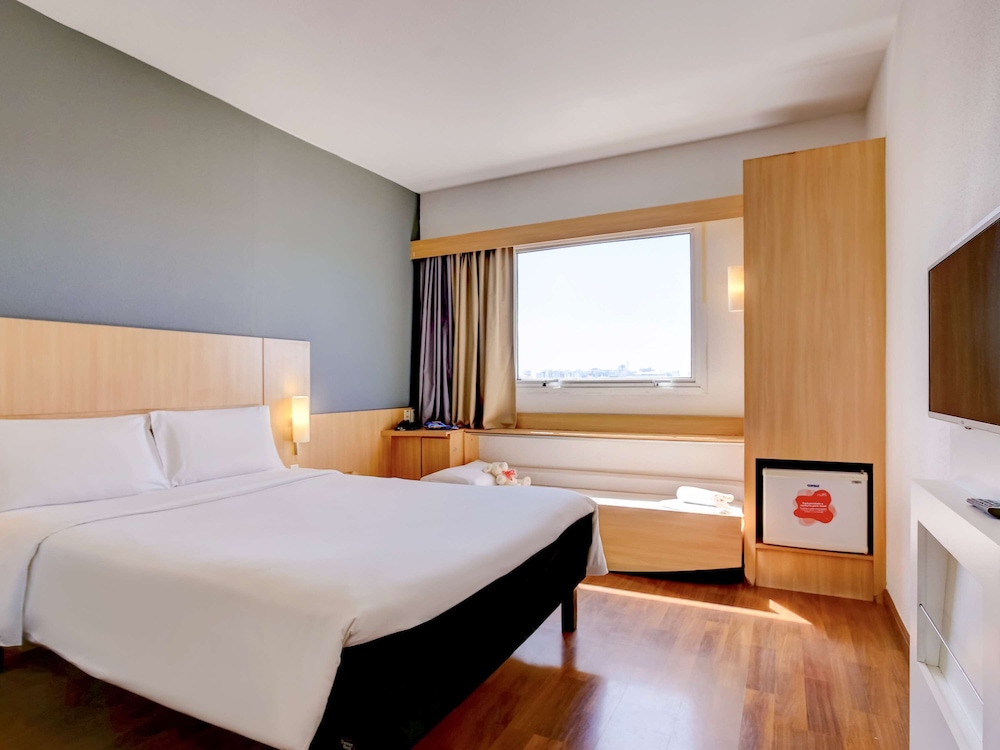Standard Room, Multiple Beds - Photo 11