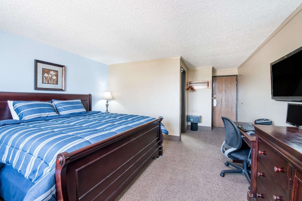 Business Room, 1 King Bed, Non Smoking - Photo 2