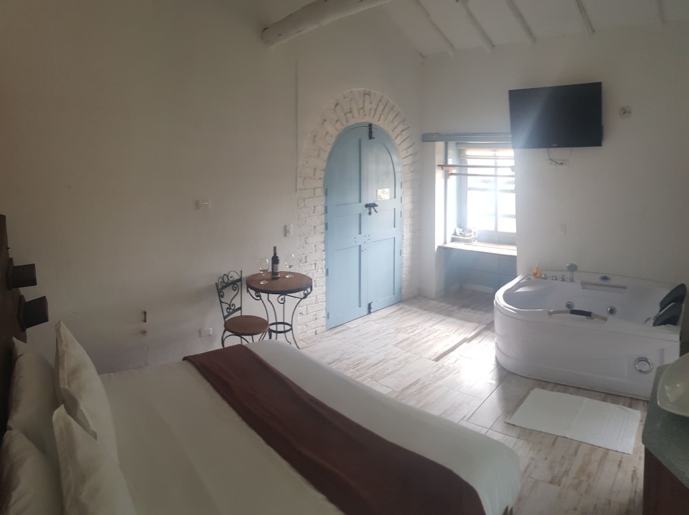 Deluxe Suite, Hot Tub photo 2