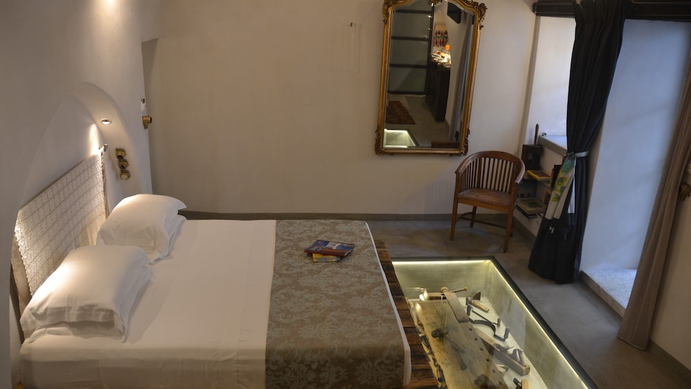 Honeymoon Suite (MICHALIS) photo 2