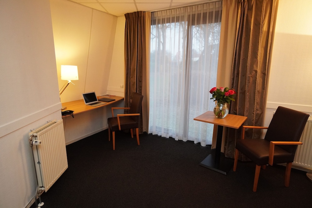 Deluxe Room, 1 Double or 2 Twin Beds photo 3