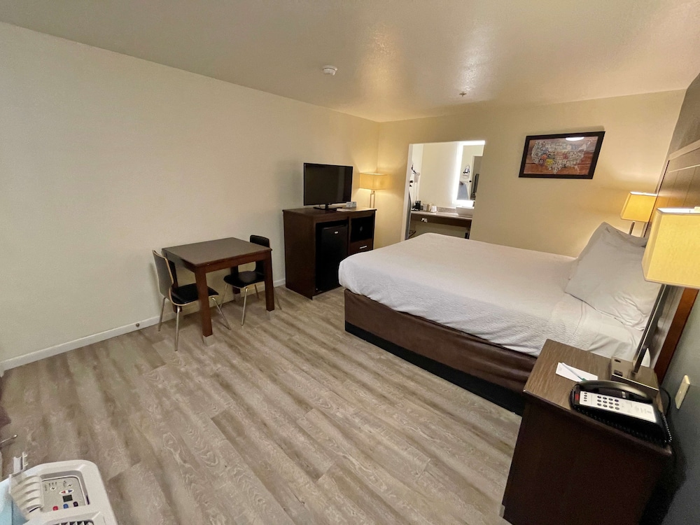 Standard Room, 1 Queen Bed, Non Smoking, Refrigerator & Microwave - Photo 2