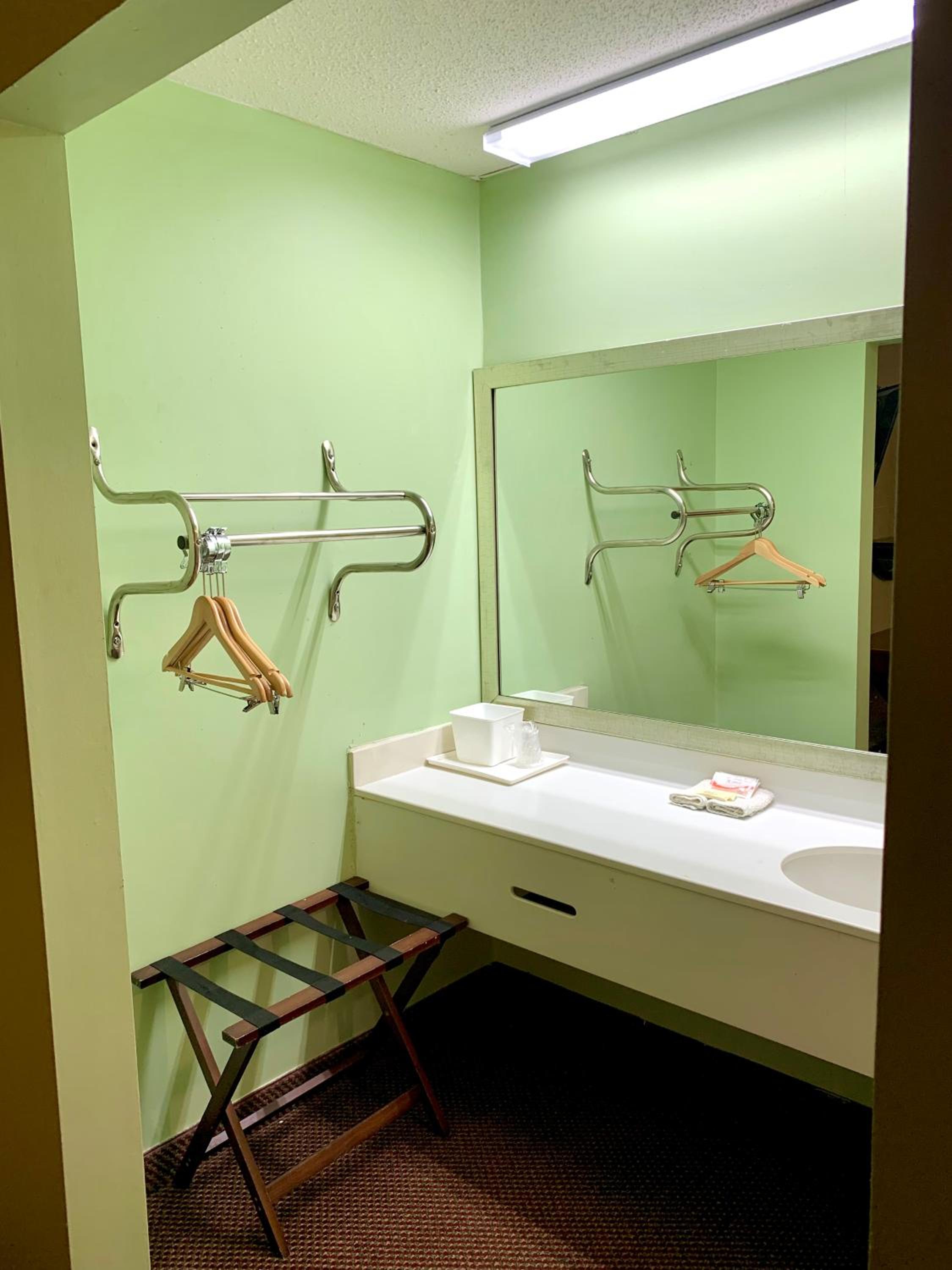 1 King Bed Room - Smoking - Photo 7