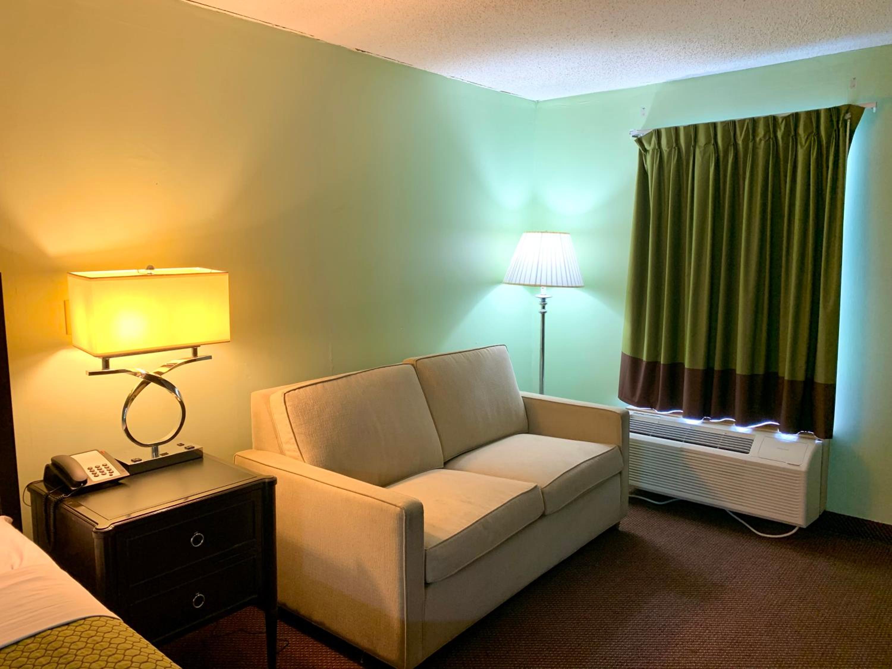1 King Bed Room - Smoking - Photo 2