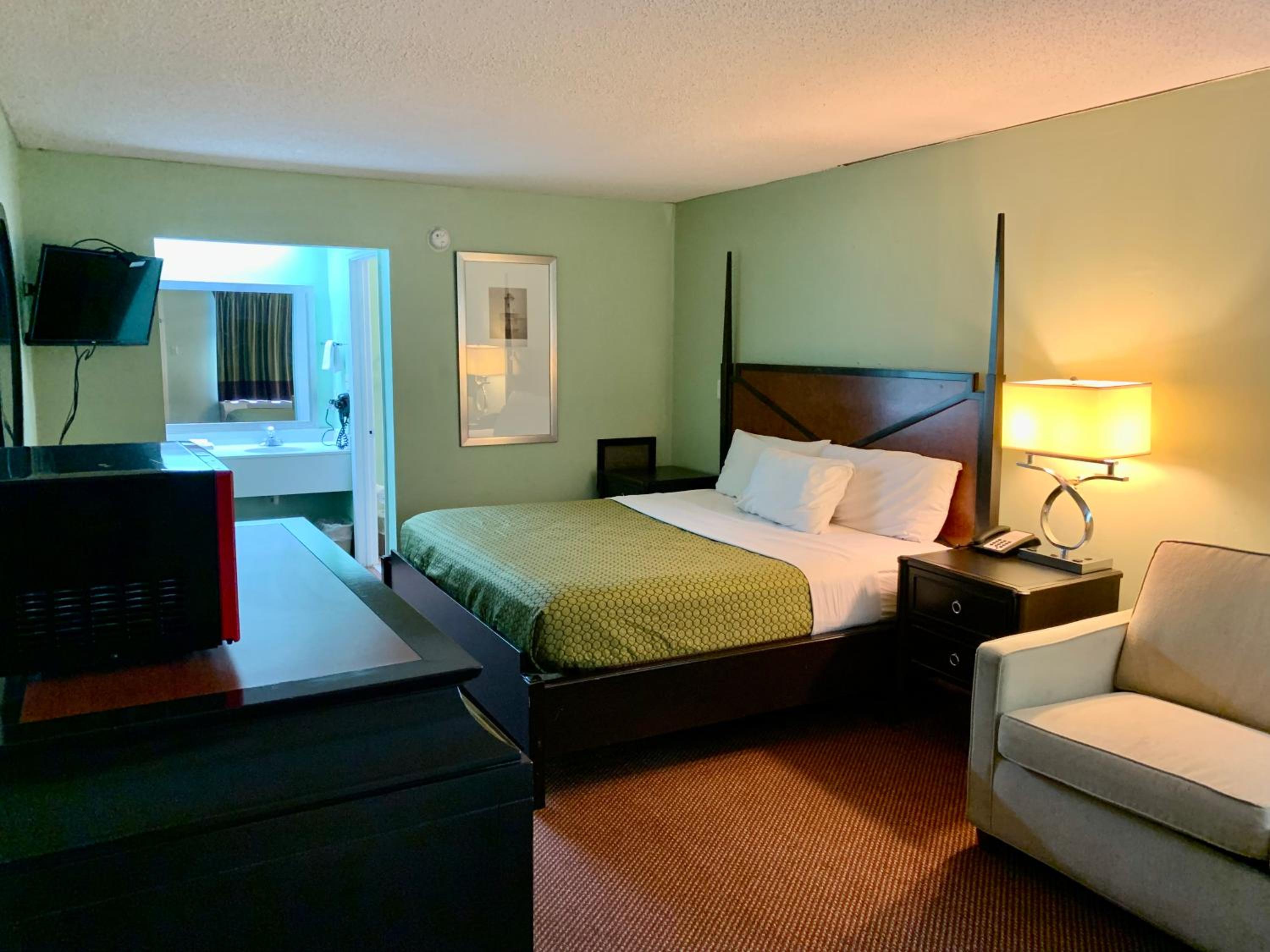 1 King Bed Room - Smoking - Photo 3