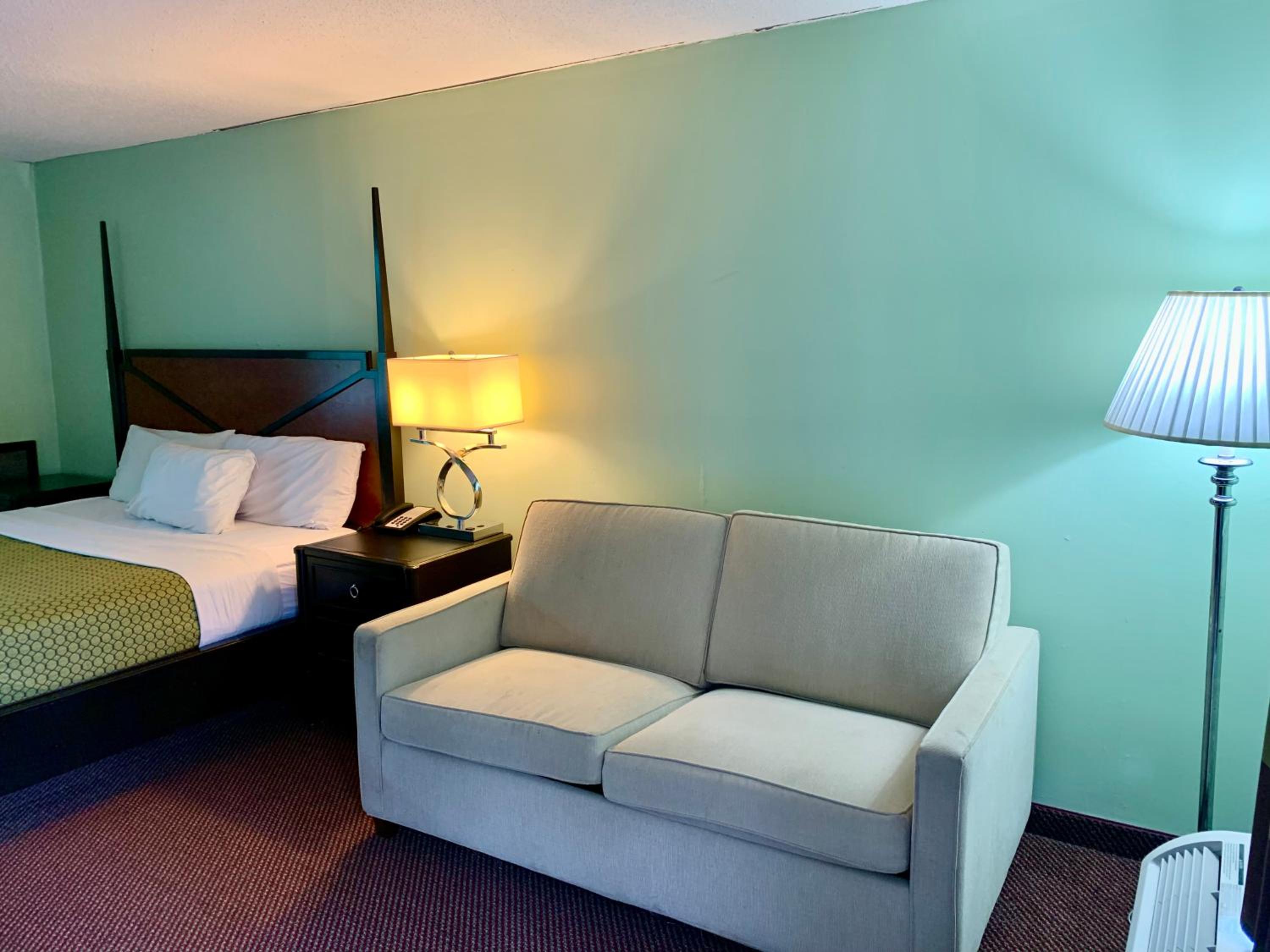 1 King Bed Room - Smoking - Photo 4