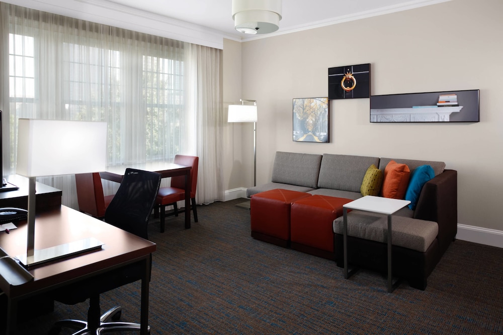 Suite, 1 Queen Bed with Sofa bed - Photo 4