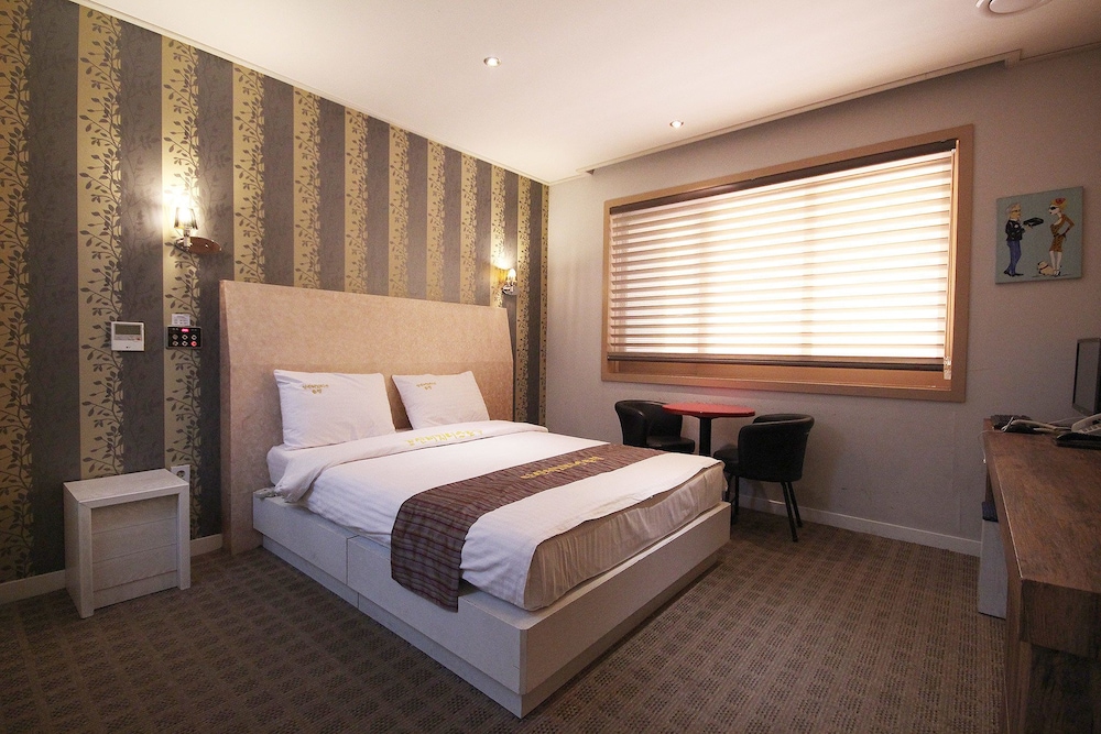 Standard Room (Extra person fee: KRW 10,000) photo 3