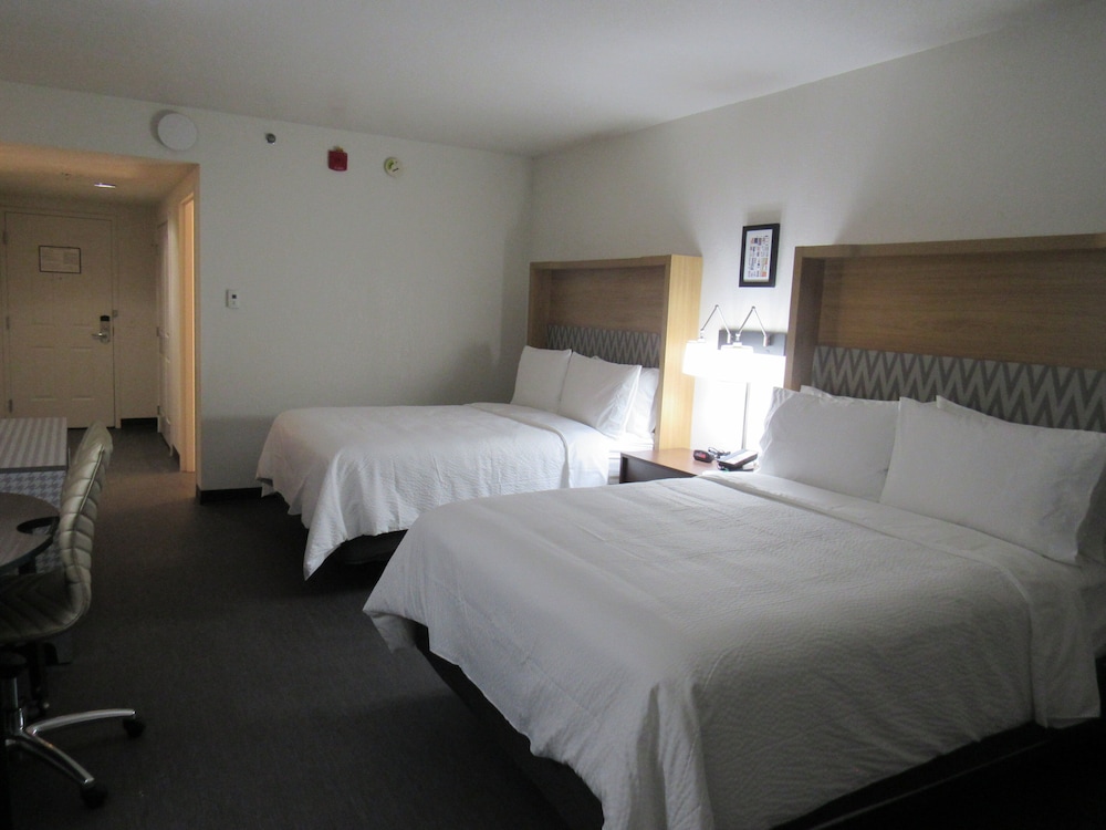 Standard Room, 2 Queen Beds (Accessible Tub)