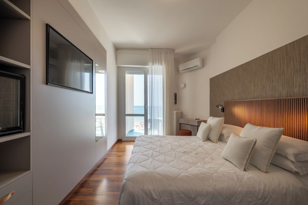 Superior Double or Twin Room, Balcony, Sea View photo 1