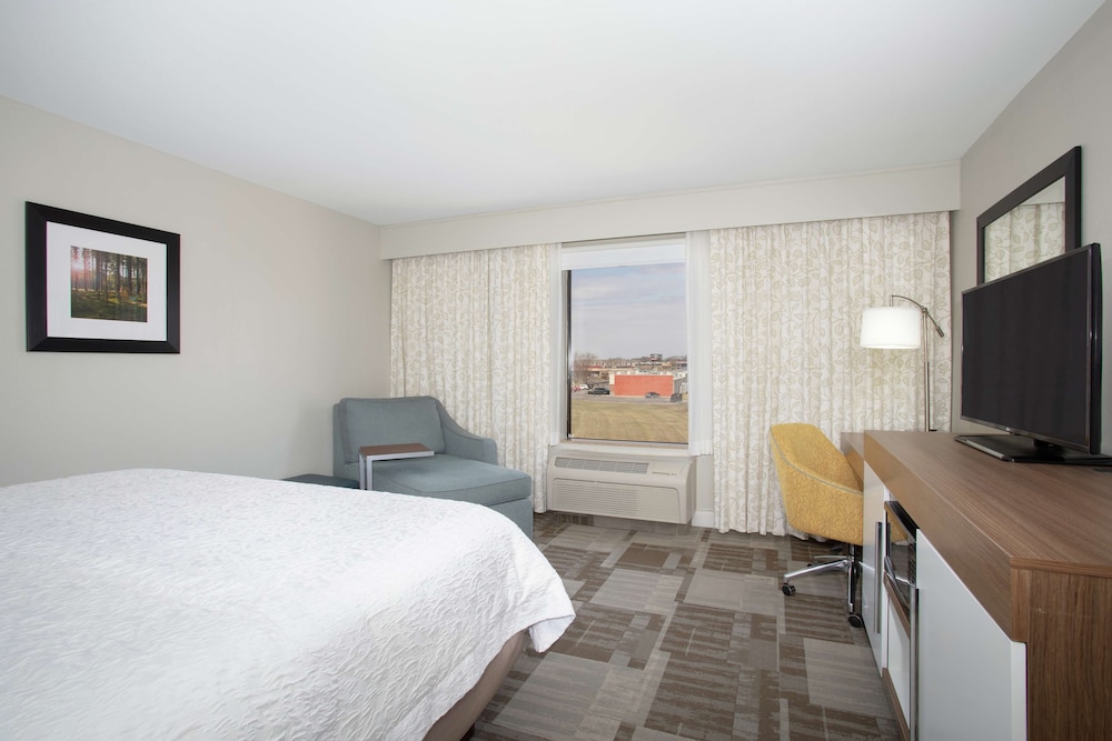 Standard room with king bed photo 3