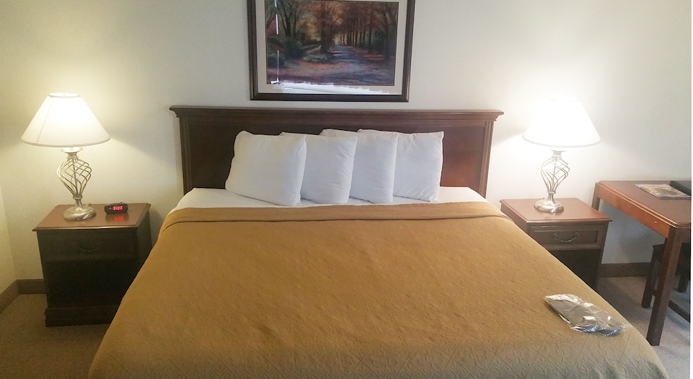 Junior Suite, 1 King Bed, Refrigerator & Microwave, Corner - Photo 4