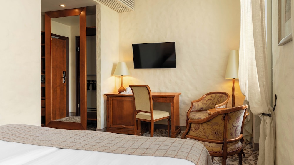 Classic Double or Twin Room - Photo 6