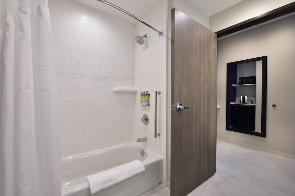 Standard Room, 1 King Bed, Accessible Bathtub (Communications, Accessible Tub) - Photo 5