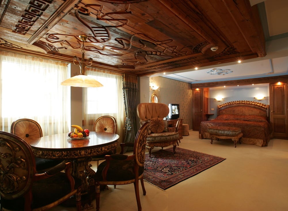 Deluxe Suite - Photo 1