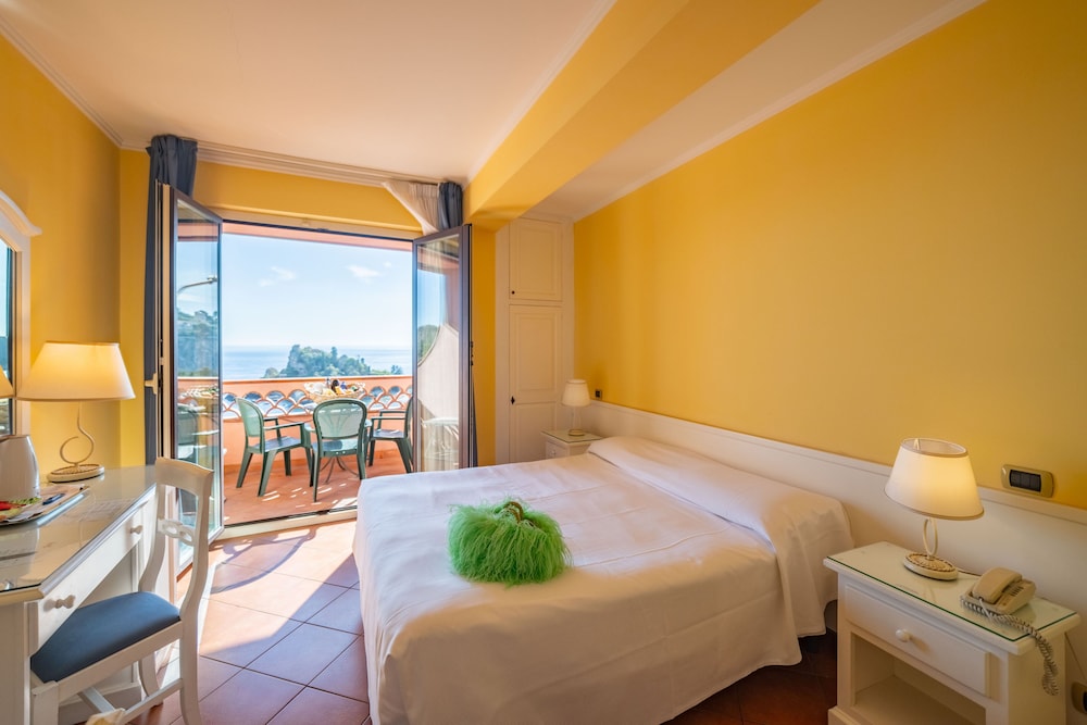 Deluxe Triple Room, Sea View photo 2