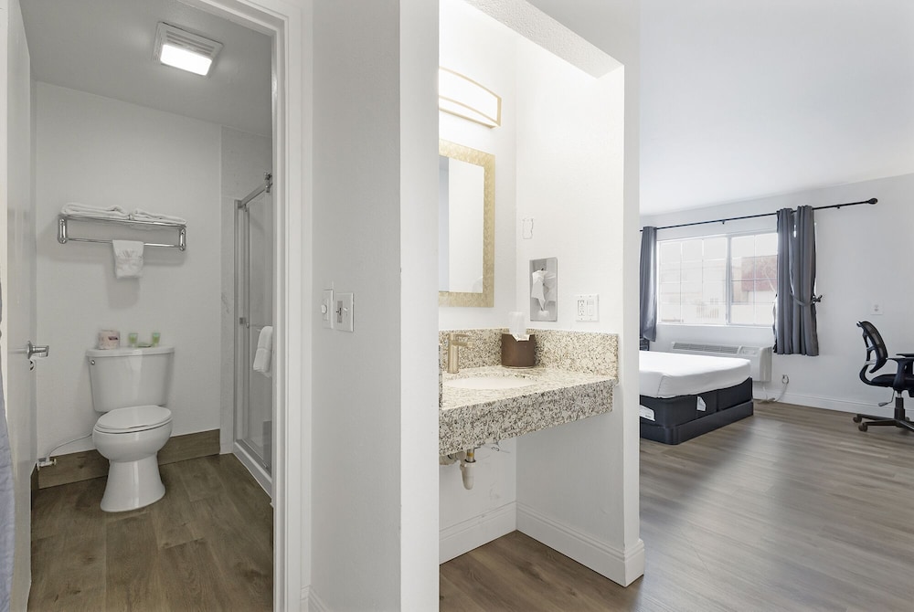 Suite, 1 King Bed photo 2
