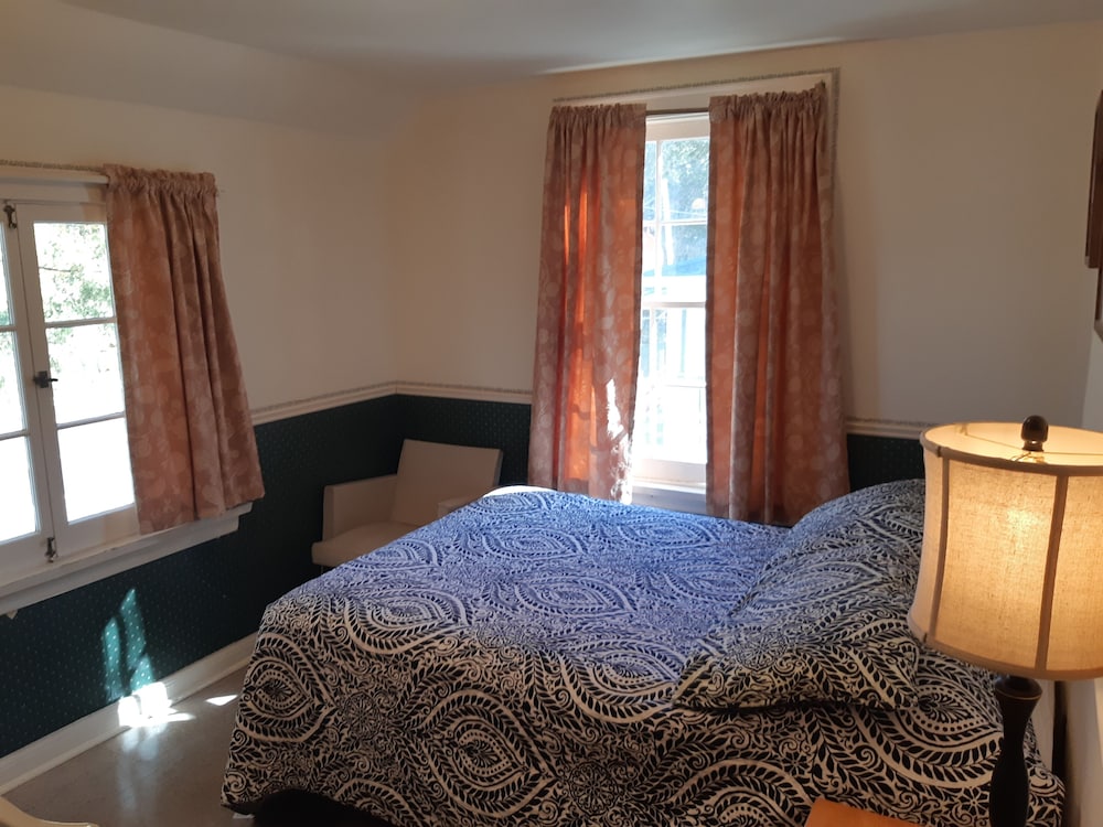 Standard Suite, Multiple Beds photo 1