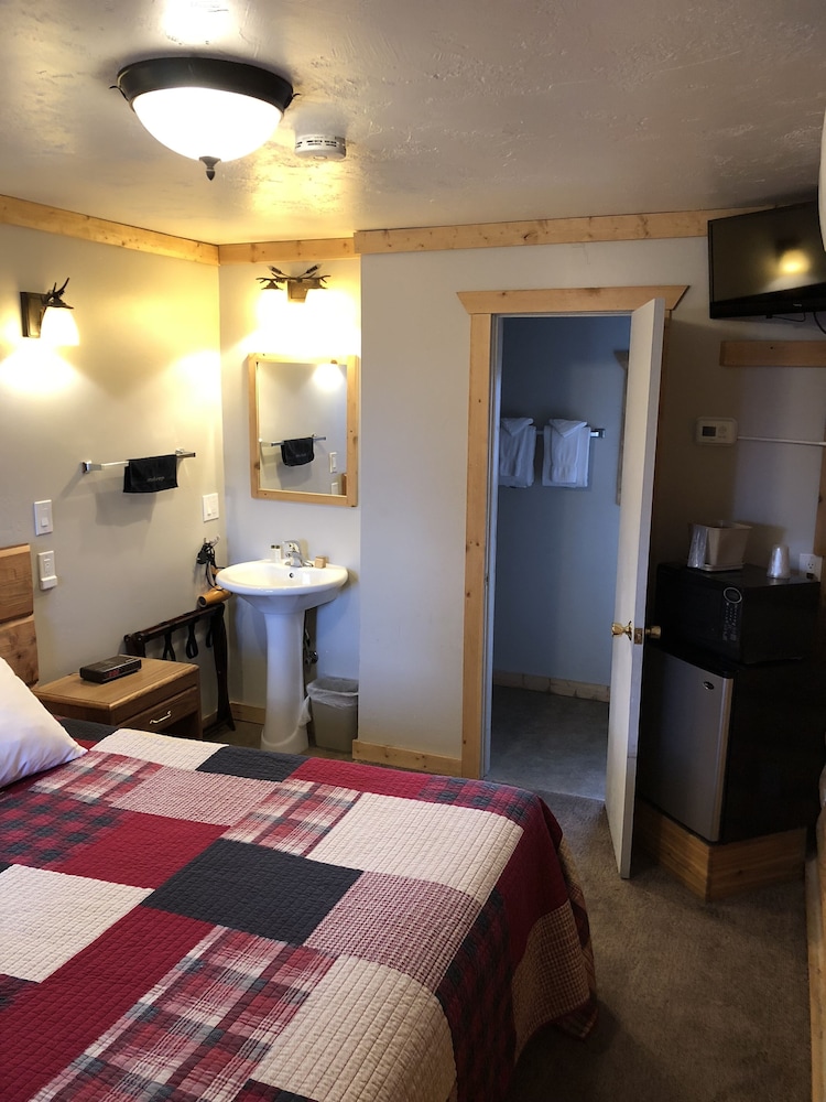Motel, Electric Peak (106) - Queen, Private Bath, Shower, TV, MW, F, No Roll-away photo 3