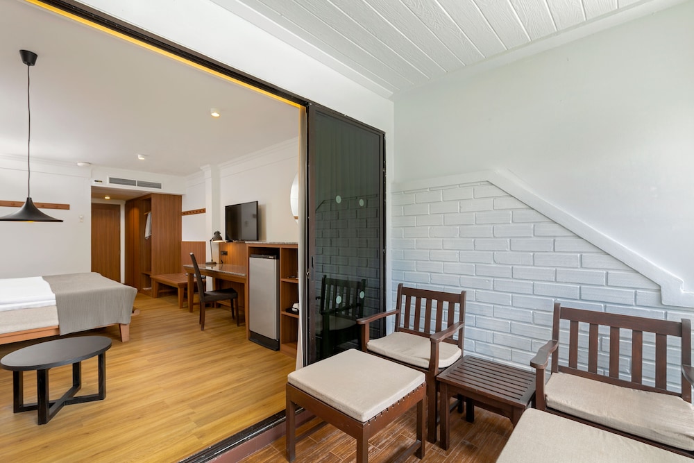 Deluxe Room - Photo 5