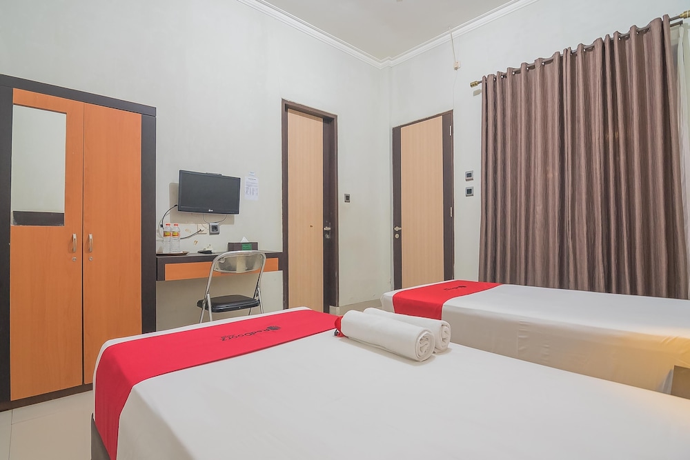 Twin Room (RedDoorz) photo 3