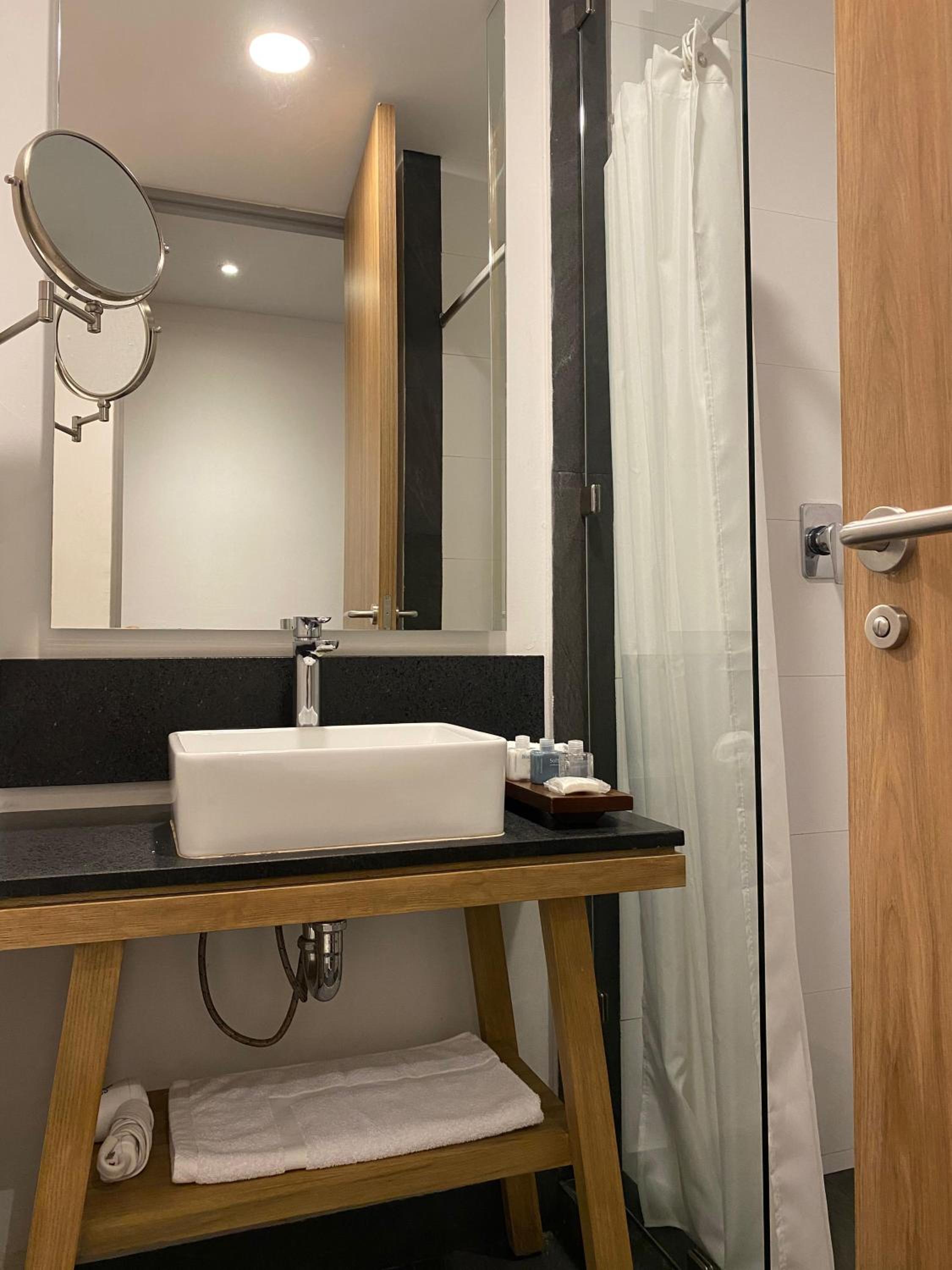Standard Twin Room - Photo 3
