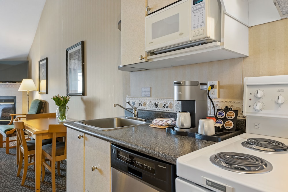 Premium Studio, 2 Queen Beds, Balcony, Mountain View - No Pets Allowed