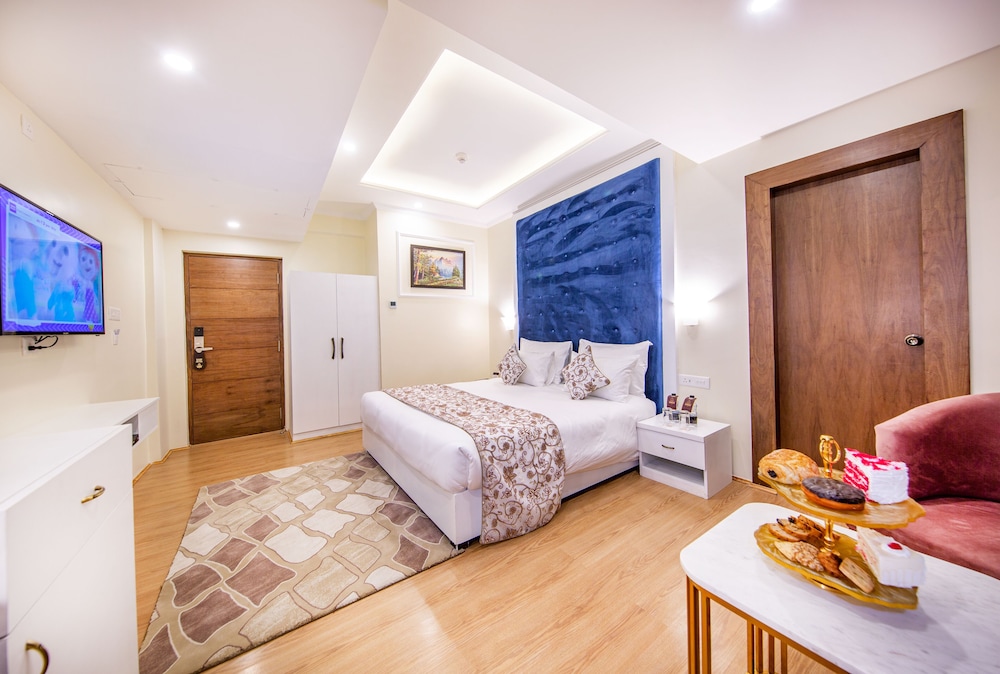 Luxury Room, 1 Queen Bed, Non Smoking, City View photo 1