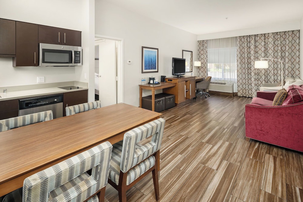 Suite, Multiple Beds, Bathtub (Mobility & Hearing) - Photo 4