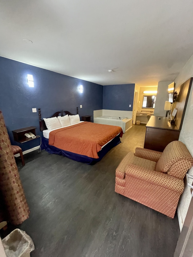 Room, 1 King Bed, Smoking, Jetted Tub photo 2