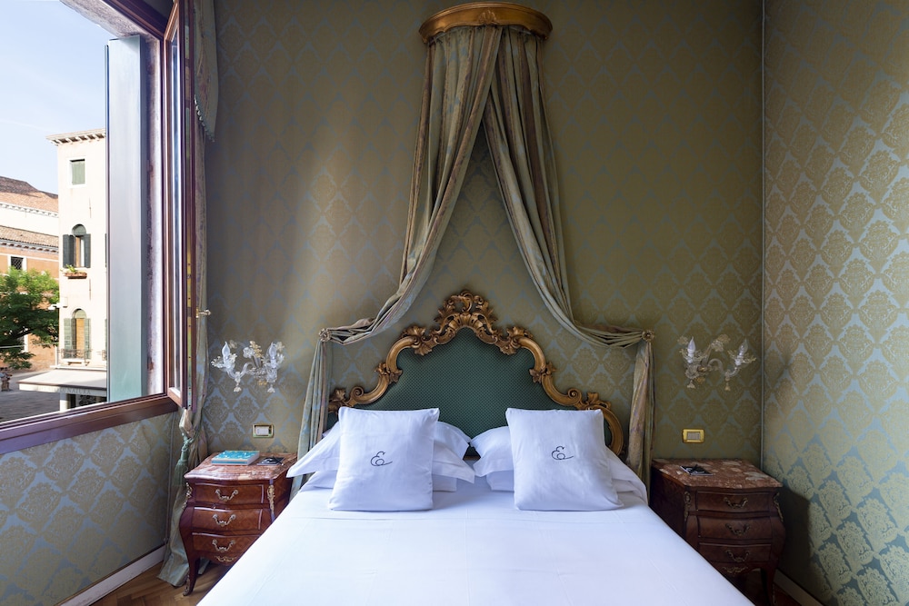 Room, Canal View (Prestige) thumbnail 5