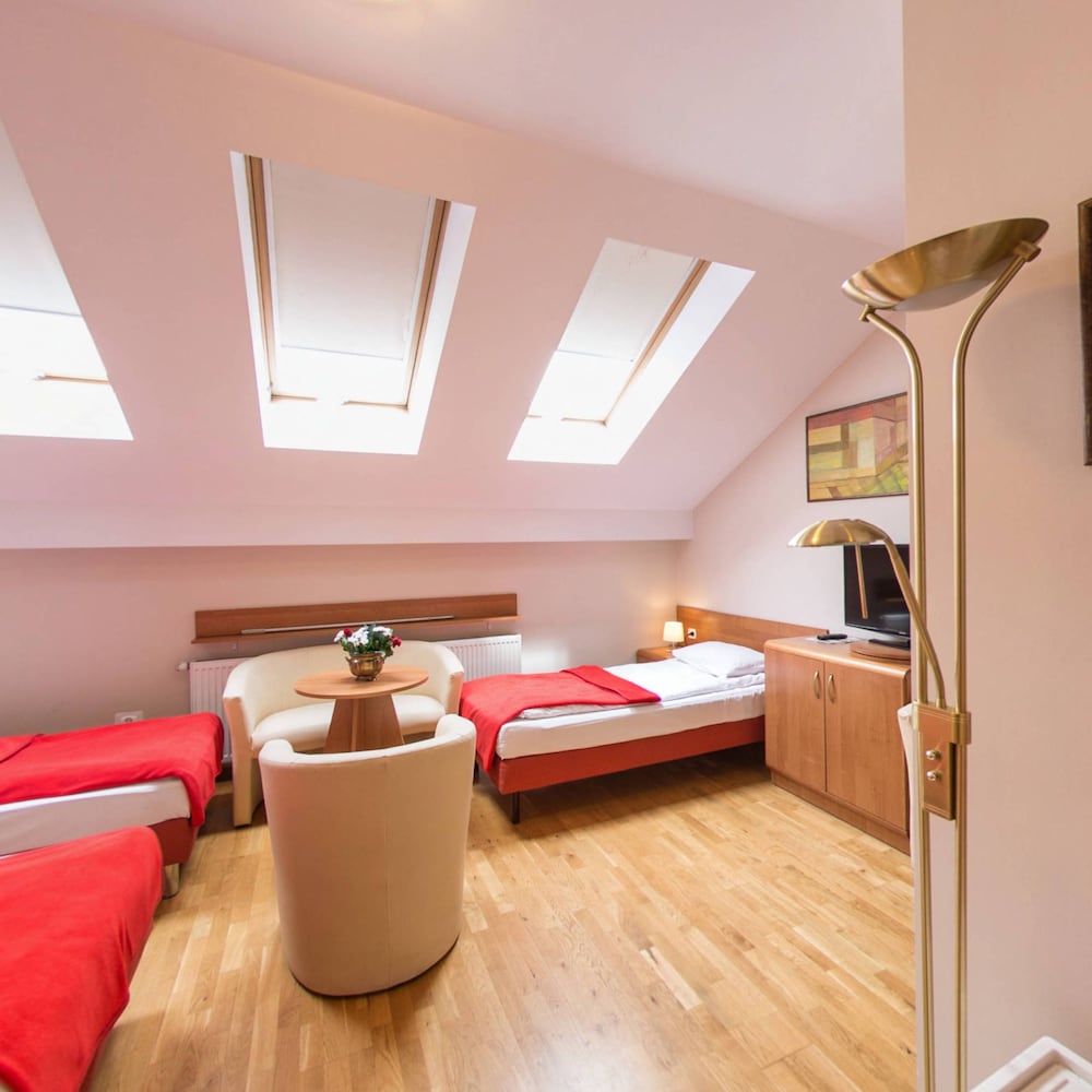 Quadruple Room - Photo 1