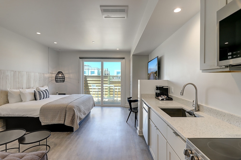 Standard Room, 1 King Bed with Sofa bed, Patio, Pool View (Studio w/ Patio - King Bed & Sofa Bed) photo 1