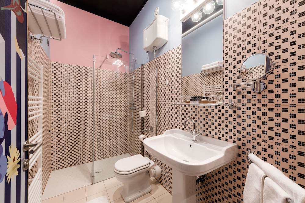 DELUXE ROOM - Photo 2