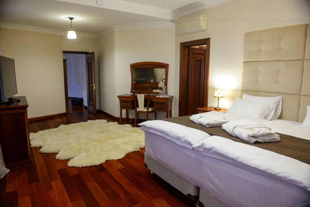 Royal Suite, 1 King Bed with Sofa bed, Garden View photo 3