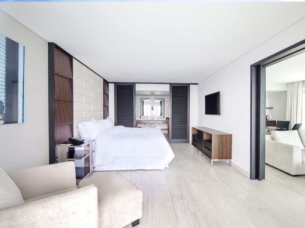 ENCLAVE OCEAN FRONT MASTER SUITE - KING BED