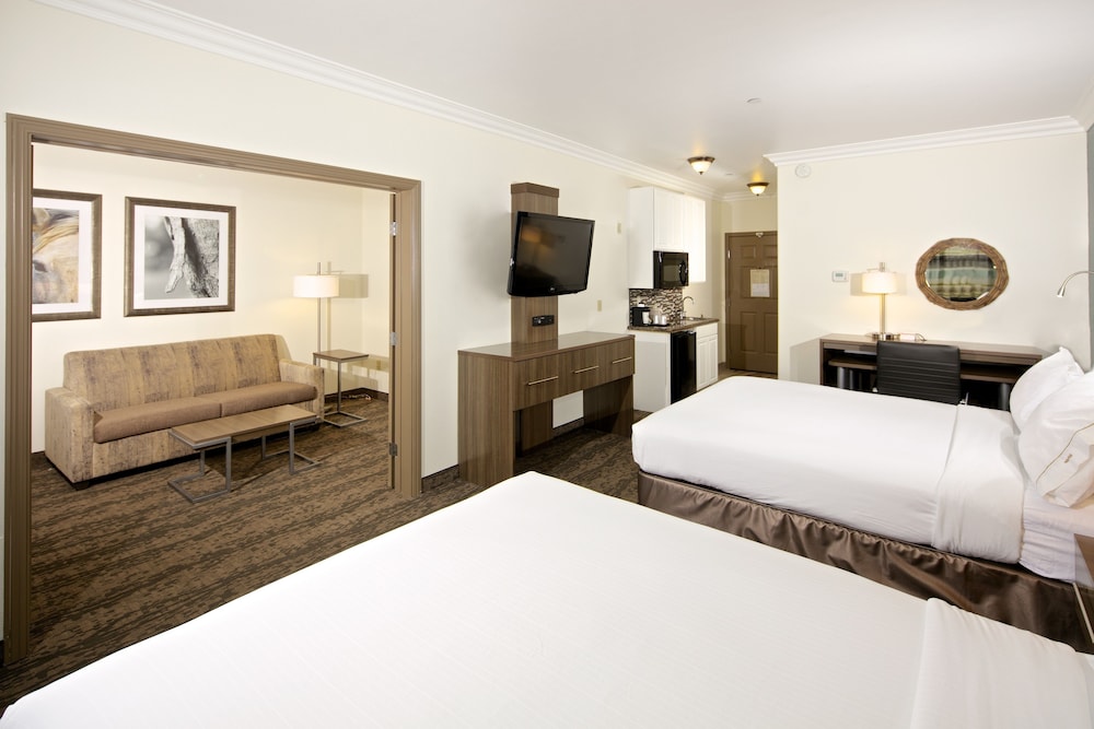 Suite, 2 Queen Beds (Extra Floor Space) - Photo 2
