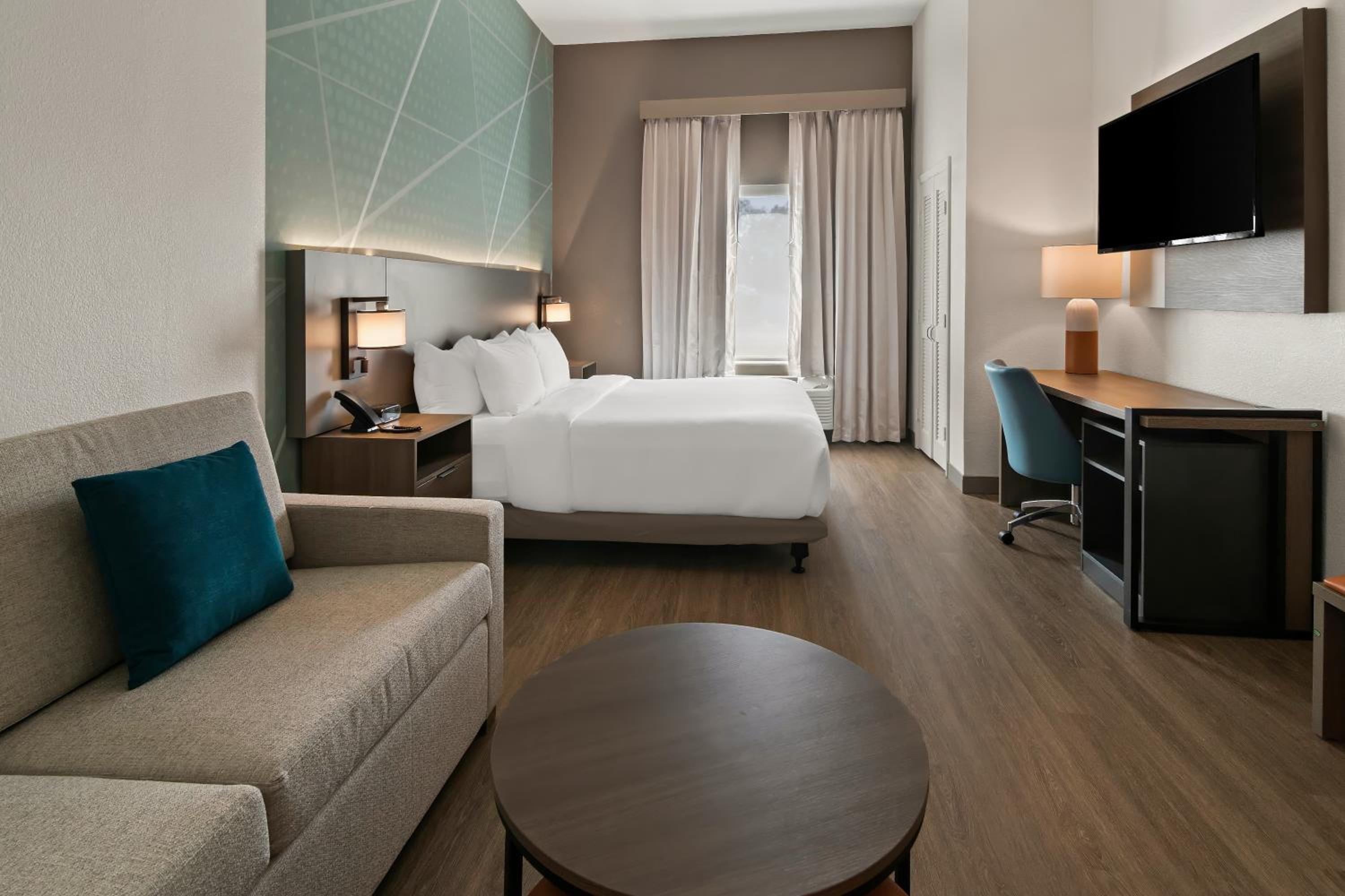 King Suite - Non-Smoking - Photo 1