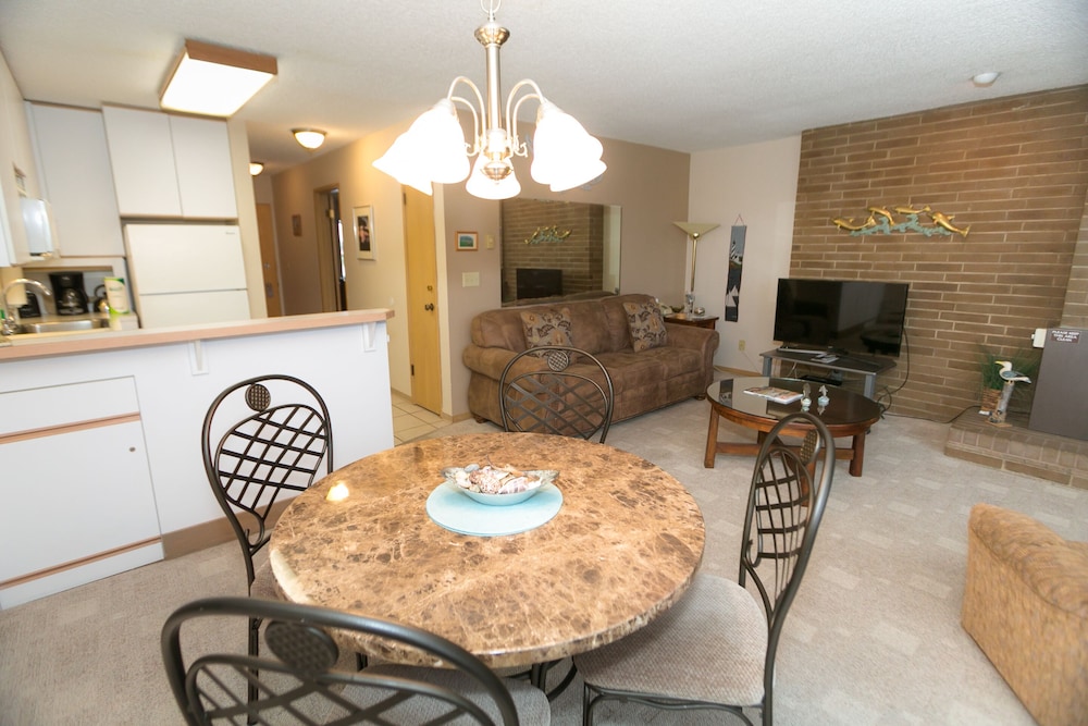 Signature Room, 1 King Bed with Sofa bed, Kitchen, Pool View (1 Bedroom Unit- Room 208-Pet Friendly) - Photo 10